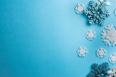 Mavi Noel arkaplanındaki manikür ve pedikür ekipmanlarının en üst görüntüsü