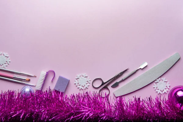 Ovanifrån av manikyr och pedikyr utrustning på rosa jul bakgrund — Stockfoto