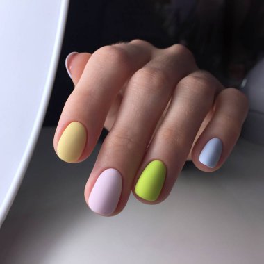 Beden renginde manikürlü kadın, yakın plan.