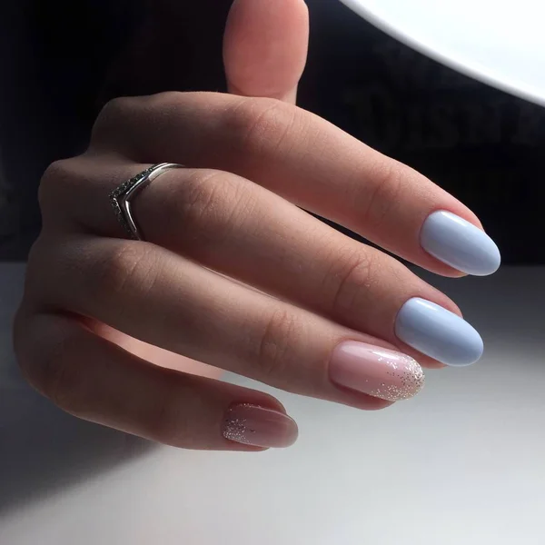 Mujer con manicura de color carne con diseño, de cerca —  Fotos de Stock