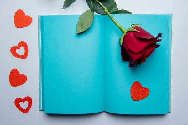 Otwarty notatnik, różowe i czerwone serca na białym tle — Zdjęcie stockowe