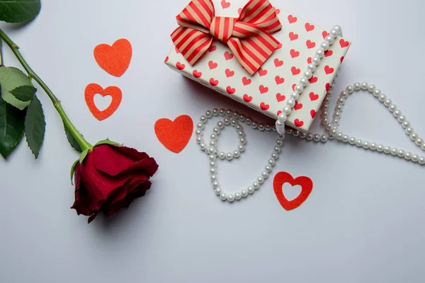 Gift box with red hearts and rose on a white background — 스톡 사진