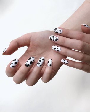 Siyah noktalı beyaz manikür.