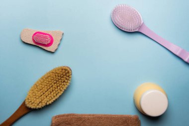 Mavi zemin üzerinde kuru fırça ve havlu ile düz bileşim yatıyordu