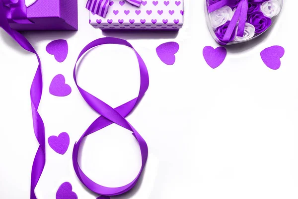 8 marzo Concetto Womens Day. Numero 8 dal nastro viola e scatola regalo viola su sfondo bianco, isolato. — Foto Stock