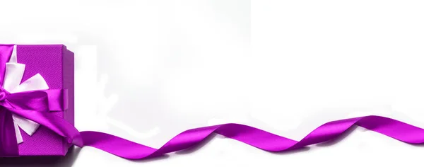 Caja de regalo púrpura con lazo y cinta sobre fondo blanco, imagen aislada — Foto de Stock