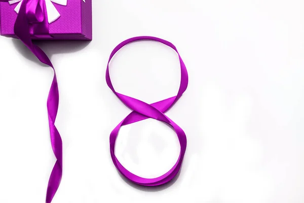 Marzo Día Internacional Mujer Concepto Número Cinta Púrpura Caja Regalo — Foto de Stock