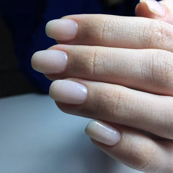 暗い背景に白い爪を持つ女性の手 爪は白い色で変色します マニキュア美容室のコンセプト テキストやロゴのための空の場所 — ストック写真