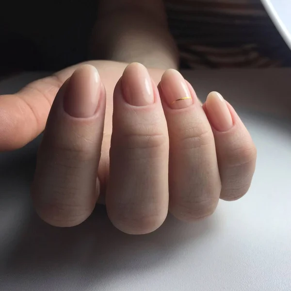 Las Manos Una Mujer Con Manicura Rosa Las Claves Manicura — Foto de Stock