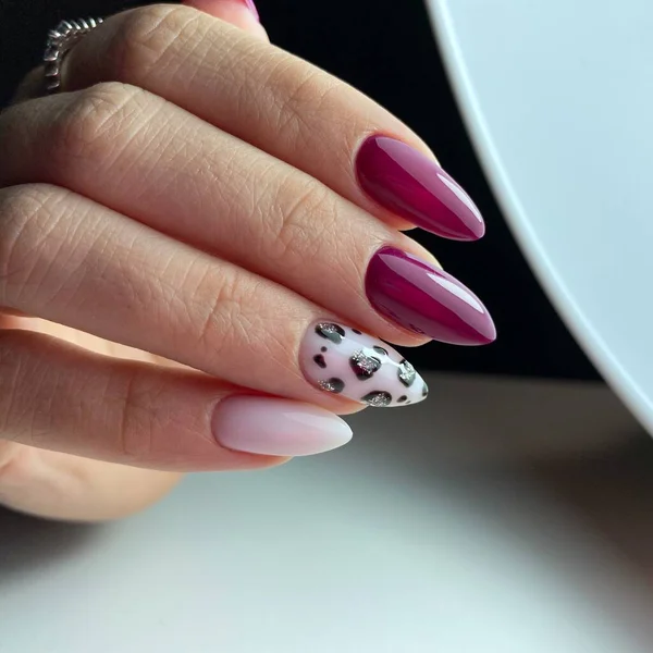 Vrouw Met Vleeskleurige Manicure Met Design Vers Gekleurde Vrouwelijke Manicure — Stockfoto