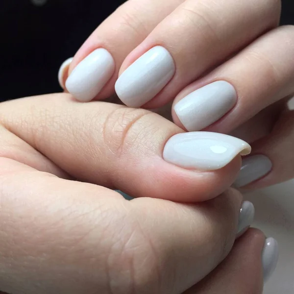 Les Mains Femme Avec Des Ongles Blancs Sur Fond Sombre — Photo