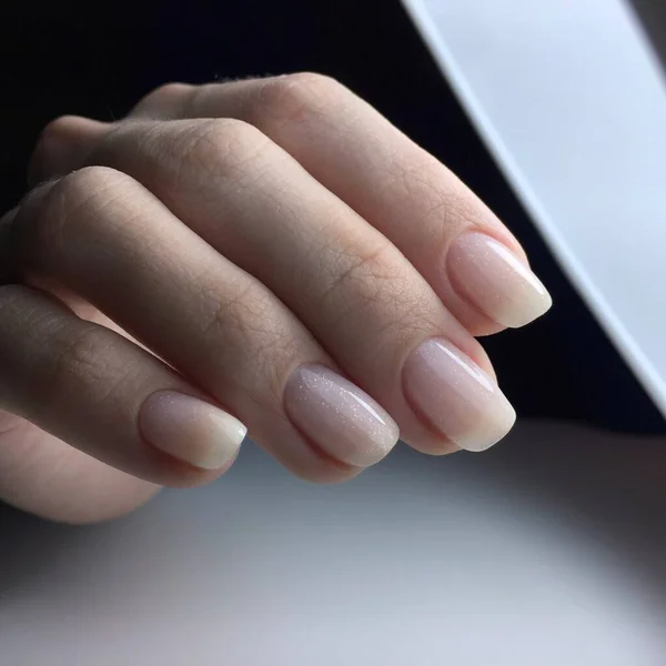 Les Mains Femme Avec Des Ongles Blancs Sur Fond Sombre — Photo