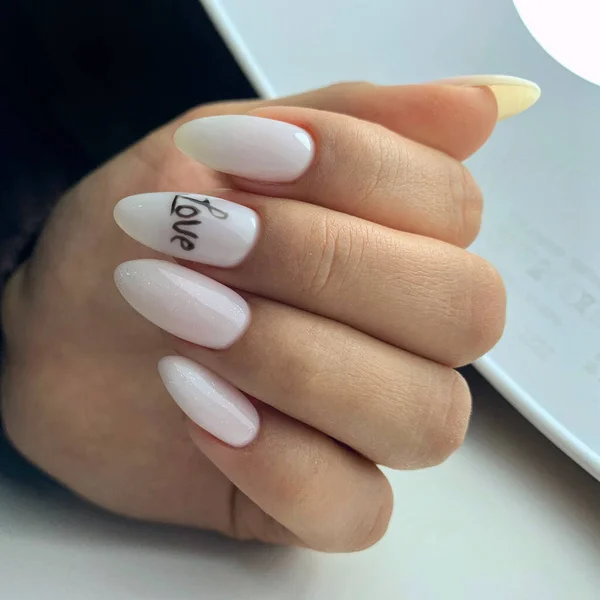 Manicure Kobiet Paznokciach Napisem Miłość Paznokci Biały Manicure Napisem Miłość — Zdjęcie stockowe