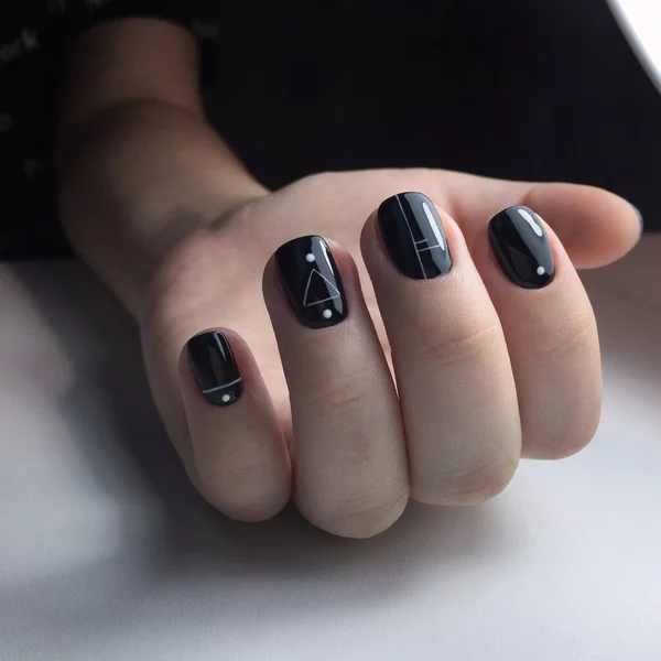Kobieta Czarnym Manicure Wzorem Czarny Matowy Żeński Manicure Paznokciach — Zdjęcie stockowe