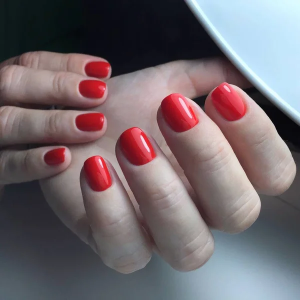 Närbild Foto Vacker Kvinnliga Händer Med Röd Spik Vackra Kvinnliga — Stockfoto