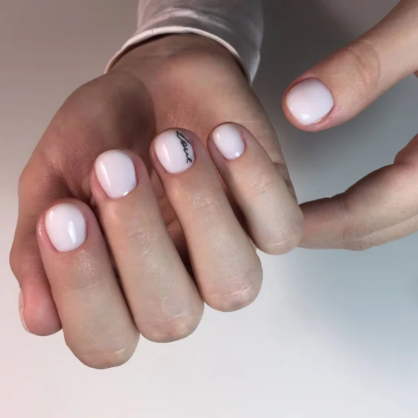 Manicure Femminile Unghie Con Amore Iscrizione Sull Unghia Manicure Bianca — Foto Stock