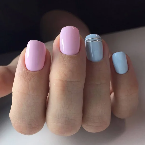 Foto Cerca Una Mano Femenina Con Uñas Color Carne Hermosas — Foto de Stock