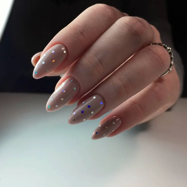 Stylowy Design Manicure Długich Pięknych Paznokciach Ciemnym Tle Rozchmurz Się — Zdjęcie stockowe