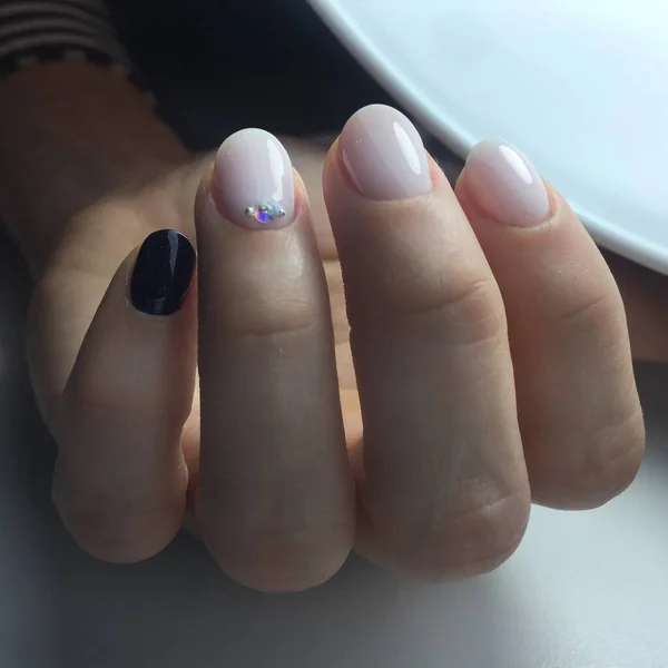 Foto Cerca Una Mano Femenina Con Uñas Color Carne Hermosas — Foto de Stock