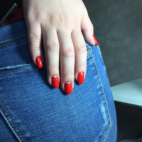 Zbliżenie Zdjęcie Piękne Żeńskie Ręce Czerwonym Paznokcie Piękne Żeńskie Ręce — Zdjęcie stockowe