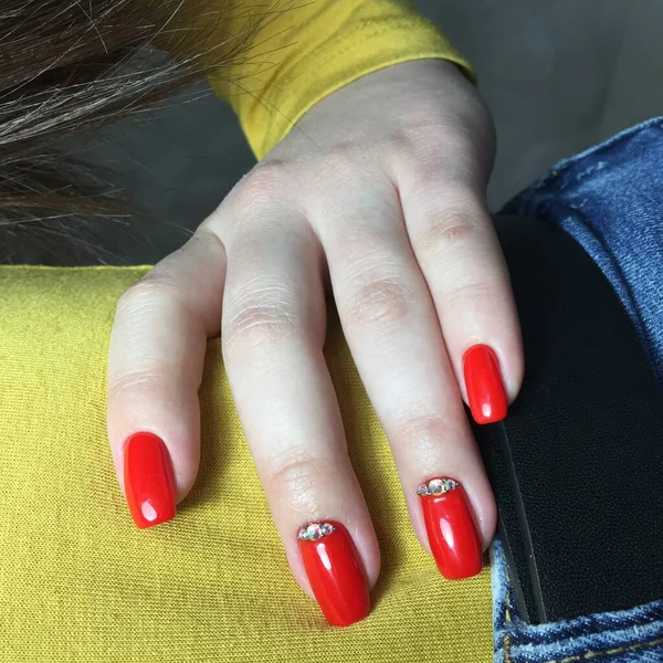 赤い爪の美しい女性の手の閉鎖写真暗い背景に赤いマニキュアと美しい女性の手 — ストック写真