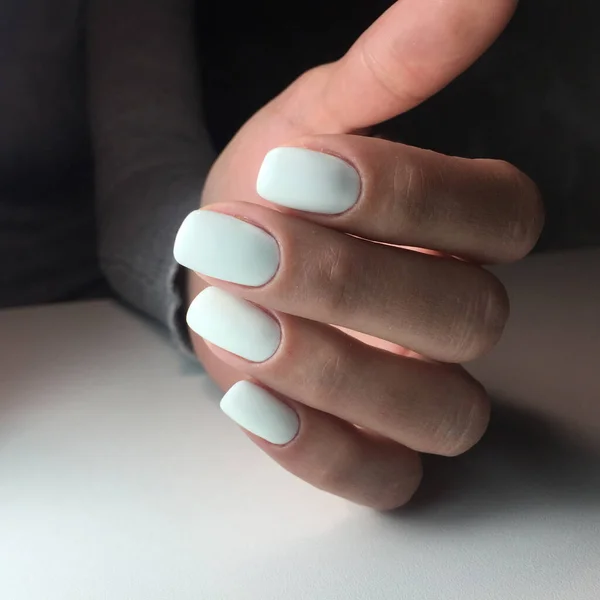 Les Mains Femme Avec Des Ongles Blancs Sur Fond Sombre — Photo