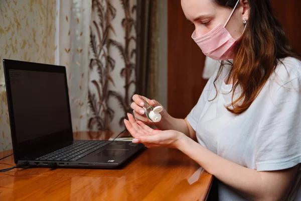 Coronavirus Avstängt Kvinna Som Arbetar Hemifrån Med Mask Karantän Närbild — Stockfoto