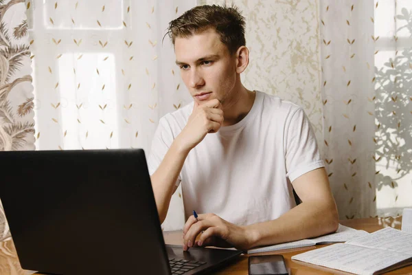 Joven Hace Tarea Cuaderno Trabaja Una Computadora Portátil Casa Escritorio — Foto de Stock