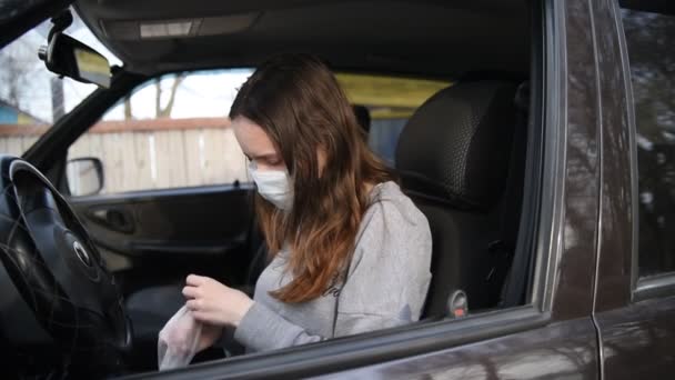 Motorista Sexo Feminino Coloca Uma Máscara Facial Luvas Carro Motorista — Vídeo de Stock