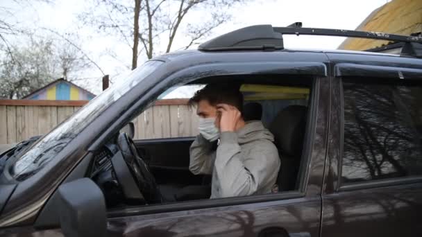 Conductor Joven Pone Una Máscara Facial Guantes Coche Conductor Masculino — Vídeo de stock