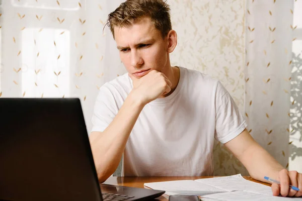 Joven Hace Tarea Cuaderno Trabaja Una Computadora Portátil Casa Escritorio — Foto de Stock