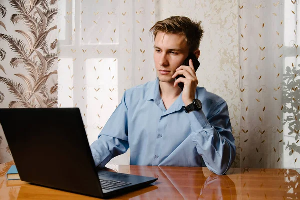 Hombre Feliz Está Hablando Por Teléfono Utilizando Ordenador Portátil Casa — Foto de Stock