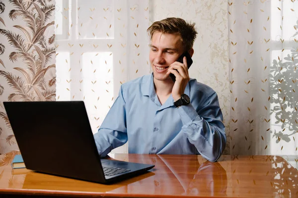 Hombre Feliz Está Hablando Por Teléfono Utilizando Ordenador Portátil Casa — Foto de Stock
