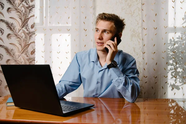 Hombre Feliz Está Hablando Por Teléfono Utilizando Ordenador Portátil Casa — Foto de Stock