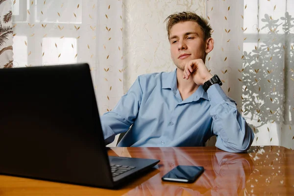 Freelancer Masculino Trabaja Línea Una Computadora Portátil Casa Escritorio Empresario — Foto de Stock