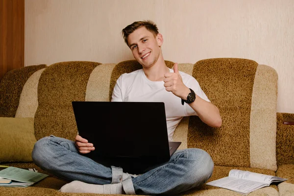 Joven Hace Tarea Cuaderno Trabaja Una Computadora Portátil Sillón Estudiante — Foto de Stock