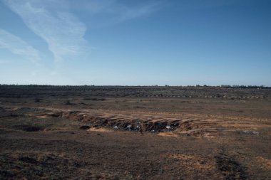 İzinsiz çöp boşaltma. Çevre felaketi. Doğanın atık kirliliği.