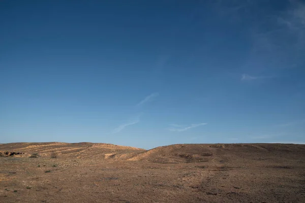 Steppe Manzarası Mavi Gökyüzünün Altındaki Bozkırda Bir Tepe — Stok fotoğraf
