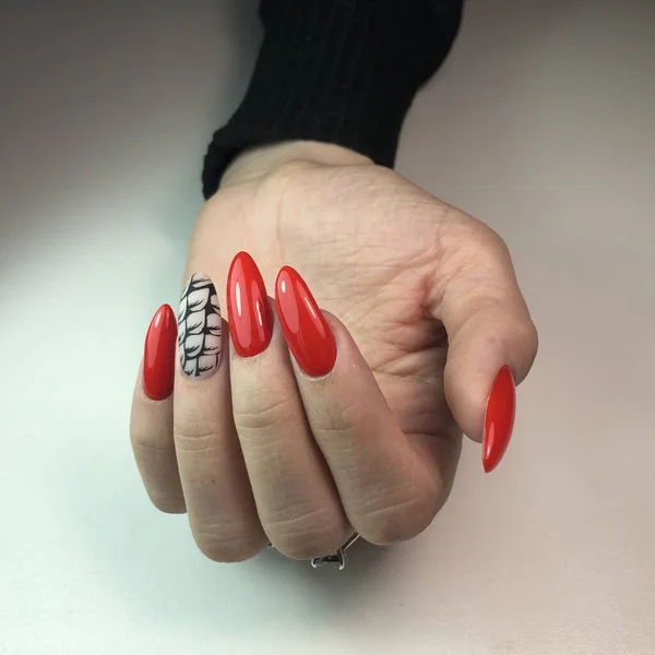 Bella Mano Femminile Con Manicure Rossa Close Manicure Gel Colore — Foto Stock