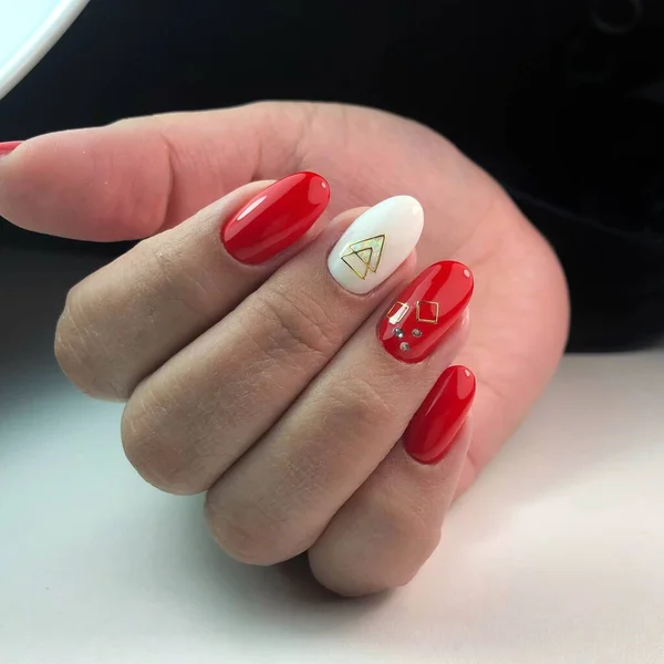 漂亮的女性手 有红色的修指甲特写 修指甲凝胶波兰红色 — 图库照片