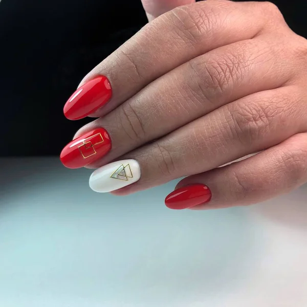 Hermosa Mano Femenina Con Manicura Roja Close Gel Manicura Color —  Fotos de Stock