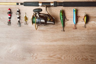 Balıkçılık, olta atma, tahtadan bir arka planda yem, balıkçılık. Balıkçılık konsepti, üst görünüm