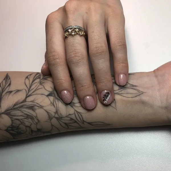 Main Tatouée Avec Manucure Une Main Femme Avec Tatouage Avec — Photo