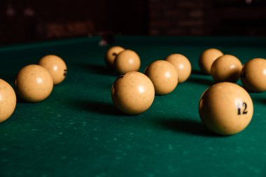 Yeşil bilardo masasında bilardo topları. Yaklaş.