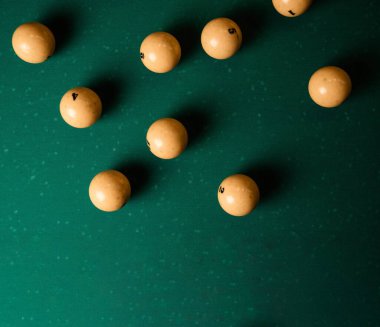 Yeşil bilardo masasında sarı bilardo topları, üst manzara, yakın çekim.