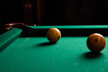 Yeşil bilardo masasında bilardo topları. Yaklaş.