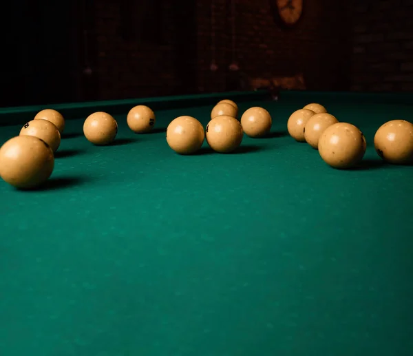 Yeşil Bilardo Masasında Bilardo Topları Yaklaş — Stok fotoğraf
