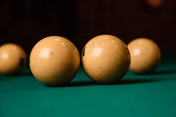 Yeşil Bilardo Masasında Bilardo Topları Yaklaş — Stok fotoğraf