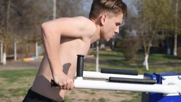 Joven Hombre Haciendo Flexiones Bares Irregulares Calle Gimnasio Aire Libre — Vídeos de Stock
