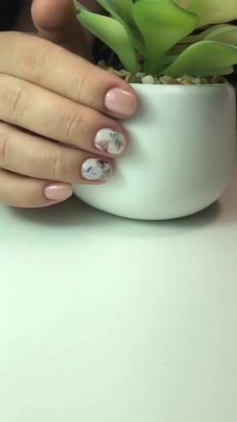 Manicure Feminino Com Design Flores Perto — Vídeo de Stock